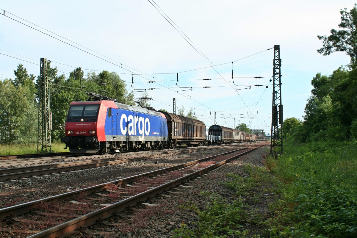 482 006-4 mit einem gemischten Gterzug auf dem Weg in Richtung Norden am Nachmittag des 06.06.14 im Bahnhof Orschweier.