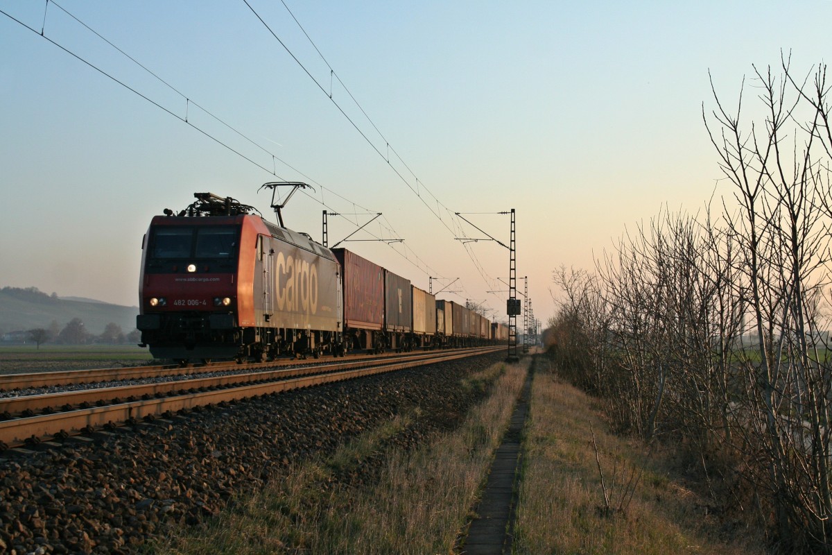 482 006-4 mit einem KLV-Zug gen Norden, welchen sie erst in Basel Rbf/Weil am Rhein bespannt hat, am Abend des 08.03.14 sdlich von Hgelheim.