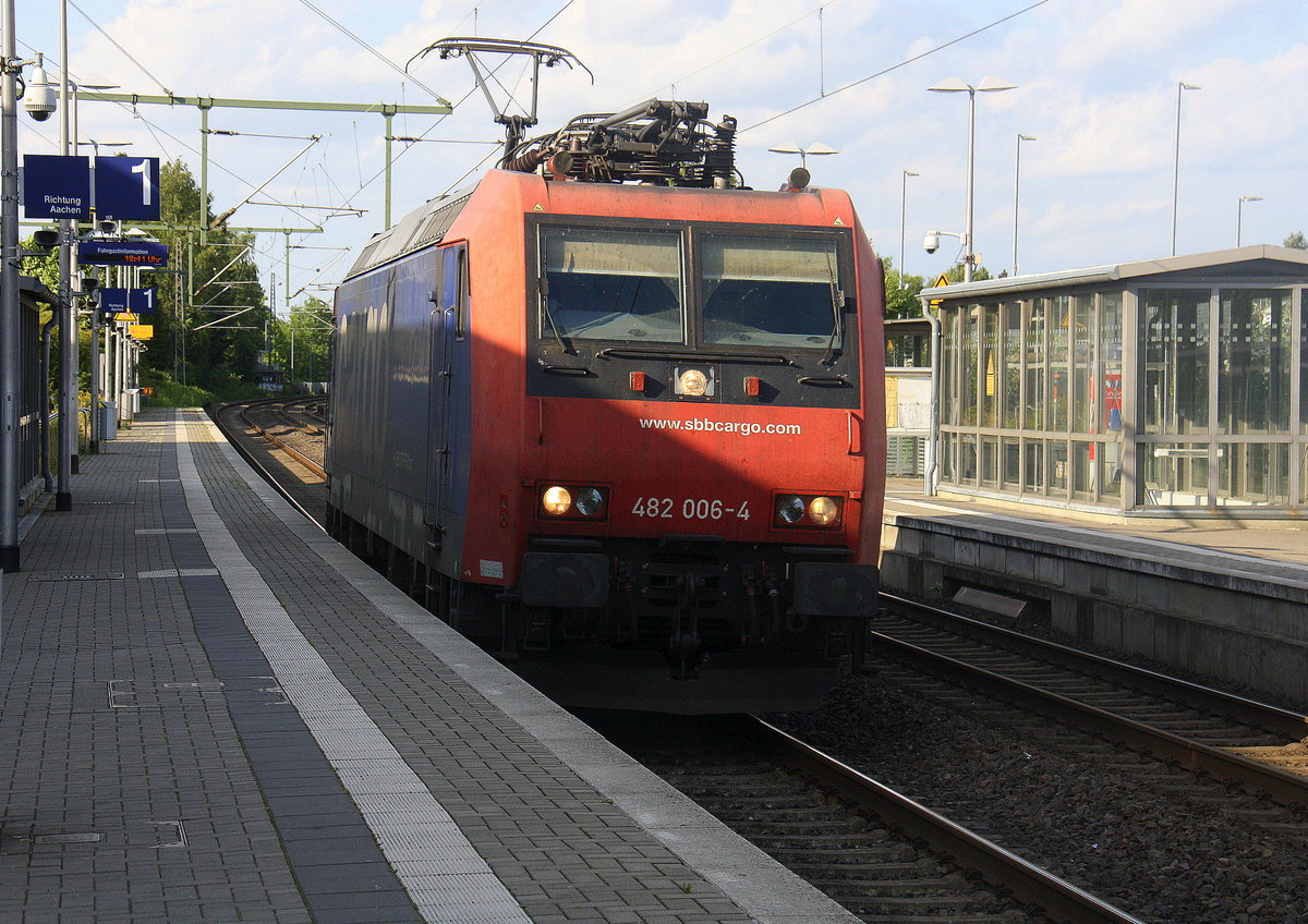 482 006-4  von SBB-Cargo  kommt als Lokzug aus Neuss nach Aachen-West und kommt aus Richtung Mönchengladbach-Hbf,Rheydt-Hbf,Wickrath,Beckrath,Herrath und fährt durch Erkelenz in Richtung Baal,Hückelhoven-Baal,Brachelen,Lindern,Süggerath,Geilenkirchen,Frelenberg,Zweibrüggen,Übach-Palenberg,Rimburg,Finkenrath,Hofstadt,Herzogenrath, Kohlscheid,Richterich,Laurensberg,Aachen-West. 
Aufgenommen vom Bahnsteig 1 in Erkelenz.
Bei Sommerwetter am Abend vom 7.6.2017.