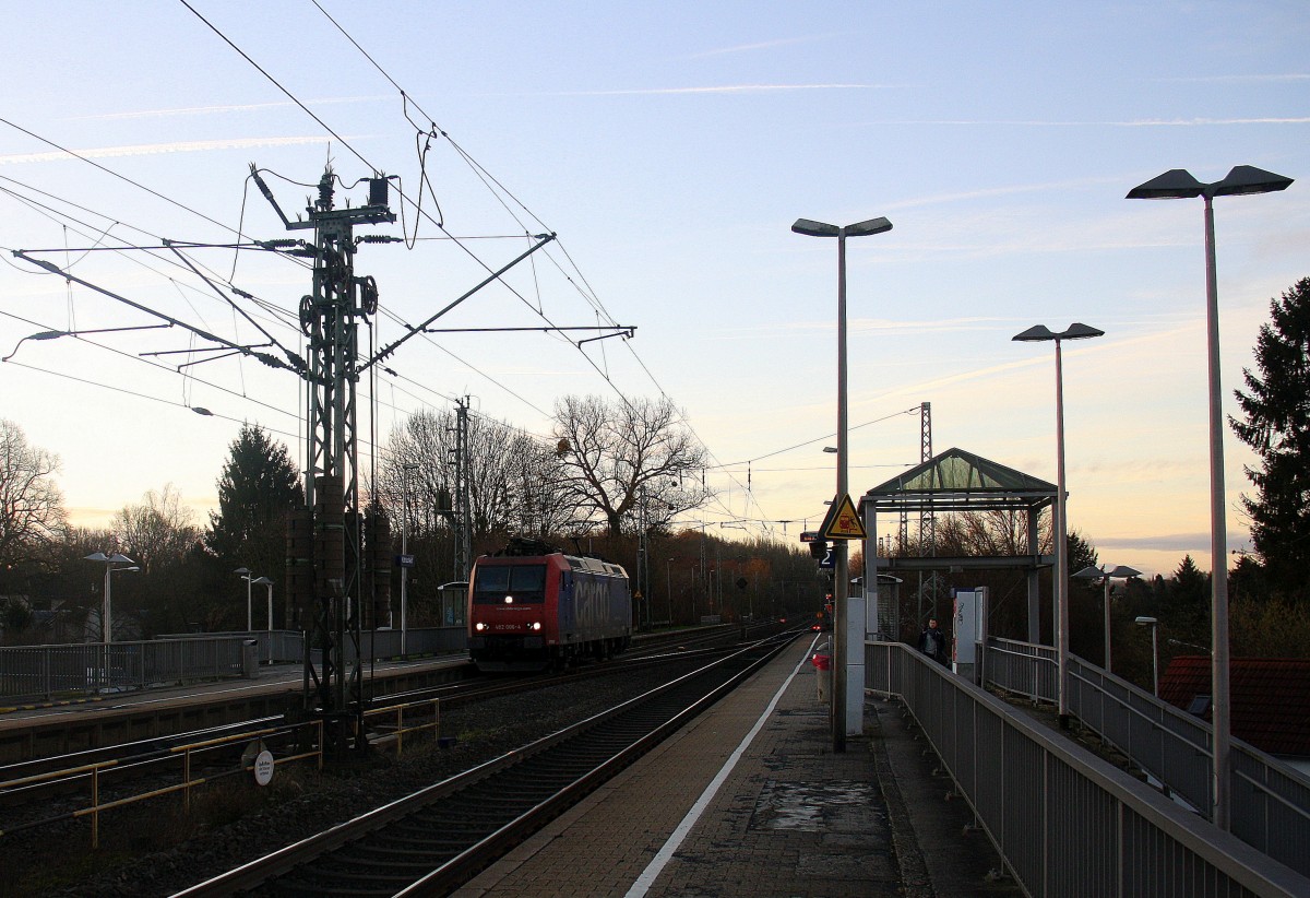 482 006-4 von der SBB-Cargo kommt aus Richtung Aachen-West,Laurensberg,Richterich und fährt durch Kohlscheid und fährt als Lokzug aus Aachen-West nach Neuss und fährt durch Kohlscheid und fährt in Richtung Herzogenrath,Neuss.
Aufgenommen vom Bahnsteig 2 in Kohlscheid. 
Bei schönem Sonnenschein am Morgen vom 29.1.2016.