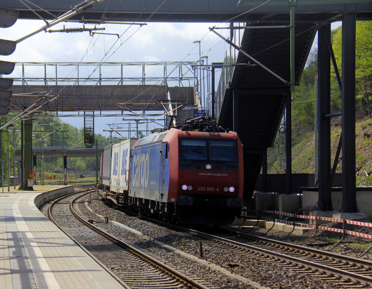 482 006-4 von der SBB-Cargo kommt mit einem Containerzug aus Antwerpen-Oorderen(B) nach Gallarate(I) und kommt aus Richtung Aachen-West,Aachen-Schanz,Aachen-Hbf,Aachen-Rothe-Erde,Aachen-Eilendorf und fährt durch Stolberg-Hbf(Rheinland) in Richtung Eschweiler-Hbf,Langerwehe,Düren,Merzenich,Buir,Horrem,Kerpen-Köln-Ehrenfeld,Köln-West,Köln-Süd. Aufgenommen vom Bahnsteig in Stolberg-Hbf.
Am Nachmittag vom 27.4.2019.