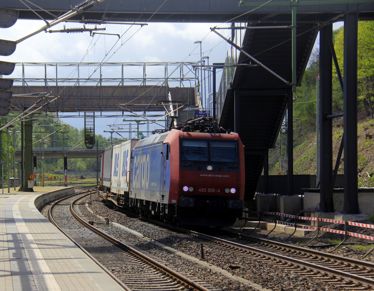 482 006-4 von der SBB-Cargo kommt mit einem Containerzug aus Antwerpen-Oorderen(B) nach Gallarate(I) und kommt aus Richtung Aachen-West,Aachen-Schanz,Aachen-Hbf,Aachen-Rothe-Erde,Aachen-Eilendorf und fährt durch Stolberg-Hbf(Rheinland) in Richtung Eschweiler-Hbf,Langerwehe,Düren,Merzenich,Buir,Horrem,Kerpen-Köln-Ehrenfeld,Köln-West,Köln-Süd. Aufgenommen vom Bahnsteig in Stolberg-Hbf.
Am Nachmittag vom 27.4.2019.