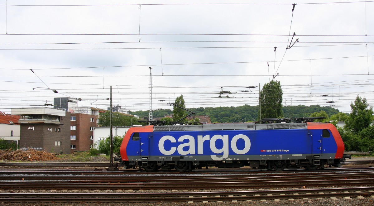482 006-4 von der SBB-Cargo rangiert in Aachen- West. Aufgenommen vom Bahnsteig in Aachen-West bei Sonne und Wolken am Nachmitag vom 14.6.2014. Und das ist mein 3300tes Bahnbild bei http://WWW.Bahnbilder de.