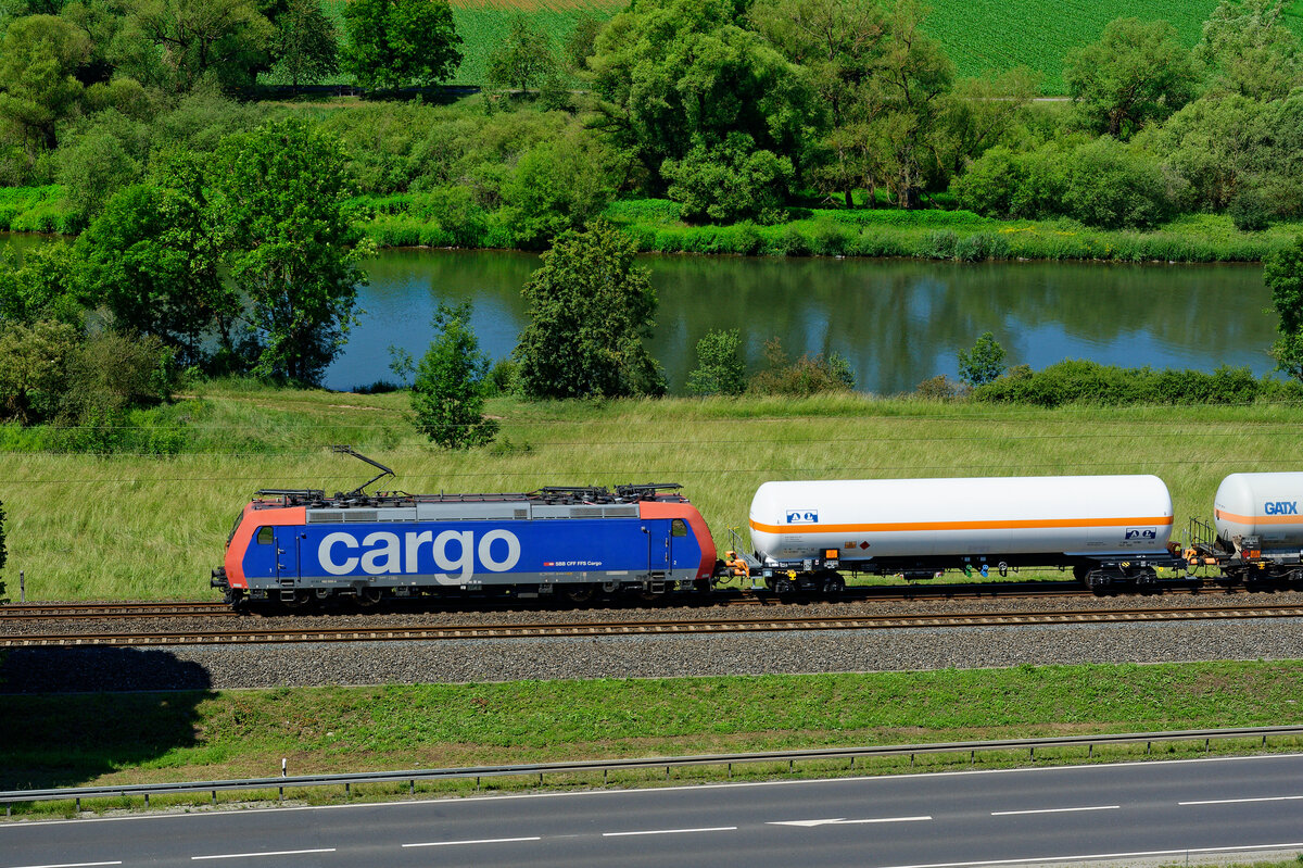 482 006 SBB Cargo mit einem Gaskesselzug bei Himmelstadt Richtung Würzburg, 12.06.2020