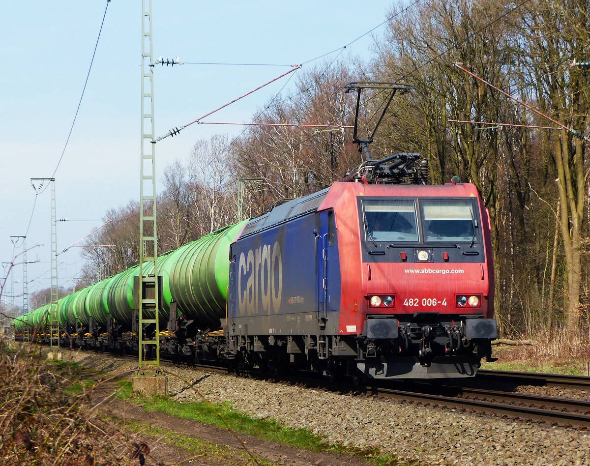 482 006 der SBB Cargo mit Kesselzug von Holtausen (Ems) in Rheine=Bentlage, 02.04.16