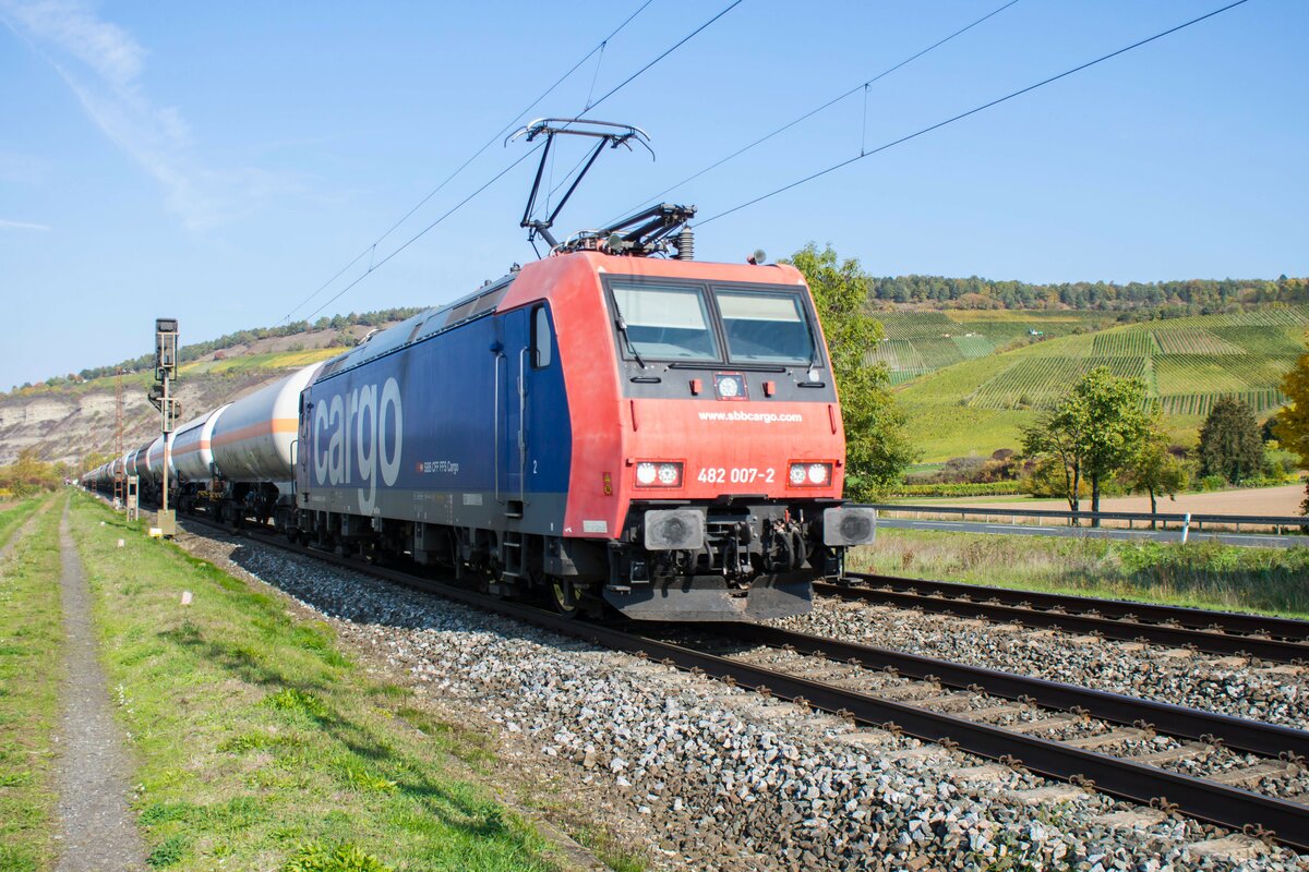 482 007-2 mit einem Gaskesselzug bei Thüngersheim in Richtung Würzburg unterwegs,12.10.2022