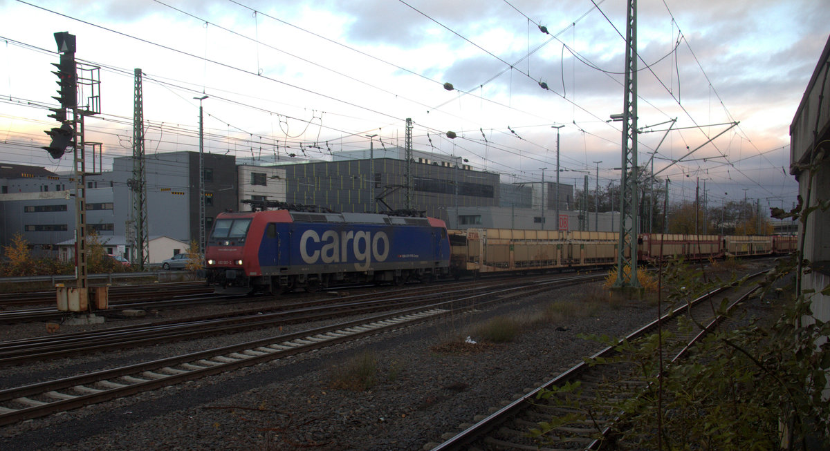 482 007-2 von der SBB Cargo kommt mit einem Autolleerzug aus Safenwil(CH) nach Zeebrugge-Ramskapelle(B) und fährt in Aachen-West ein. 
Aufgenommen vom Bahnsteig in Aachen-West.
Bei Sonne und Wolken am Nachmittag vom 3.12.2019.