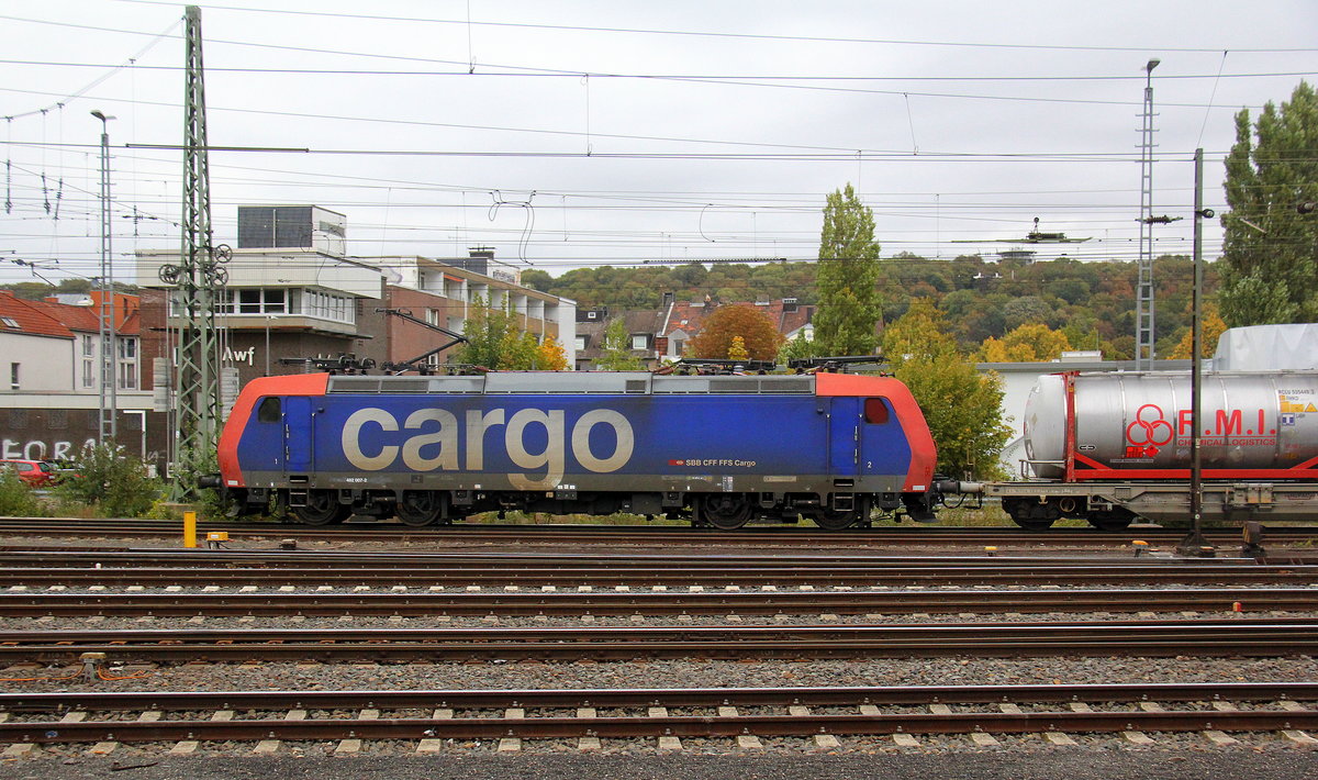 482 007-2 von der SBB-Cargo  kommt aus Richtung Köln,Aachen-Hbf,Aachen-Schanz mit einem langen Containerzug aus Gallarate(I) nach Antwerpen-Oorderen(B) und fährt in Aachen-West ein. 
Aufgenommen vom Bahnsteig in Aachen-West.
Am Morgen vom 2.10.2018.