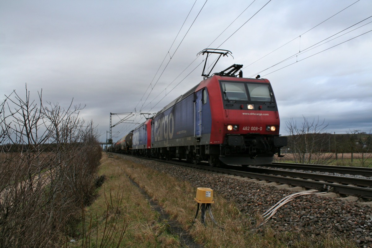 482 008-0 und 482 017-1 brachten am 03.01.14 den 49069 aus (Ludwigshafen) Karlsruhe Gbf an die Schweizer Grenze (Basel SBB Rbf/Muttenz). Hier konnte ich den Zug bei Hgelheim aufnehmen.