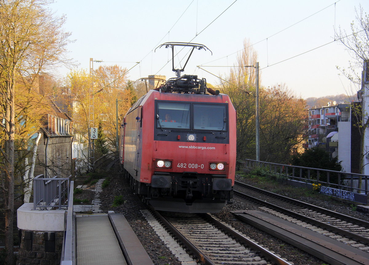 482 008-0 und 482 026-2 beide von SBB-Cargo  und fahren durch Aachen-Schanz mit einem Güterzug aus Belgien nach Italien und kommen aus Richtung Aachen-West in Richtung Aachen-Hbf,Aachen-Rothe-Erde,Stolberg-Hbf(Rheinland)Eschweiler-Hbf,Langerwehe,Düren,Merzenich,Buir,Horrem,Kerpen-Köln-Ehrenfeld,Köln-West,Köln-Süd. Aufgenommen vom Bahnsteig von Aachen-Schanz. 
Am Morgen vom 1.4.2019.