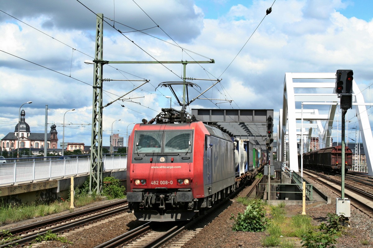 482 008-0 mit einem gemischten KLV-Zug in Richtung Norden am Nachmittag des 24.05.14 in Ludwigshafen (Rhein) Mitte.