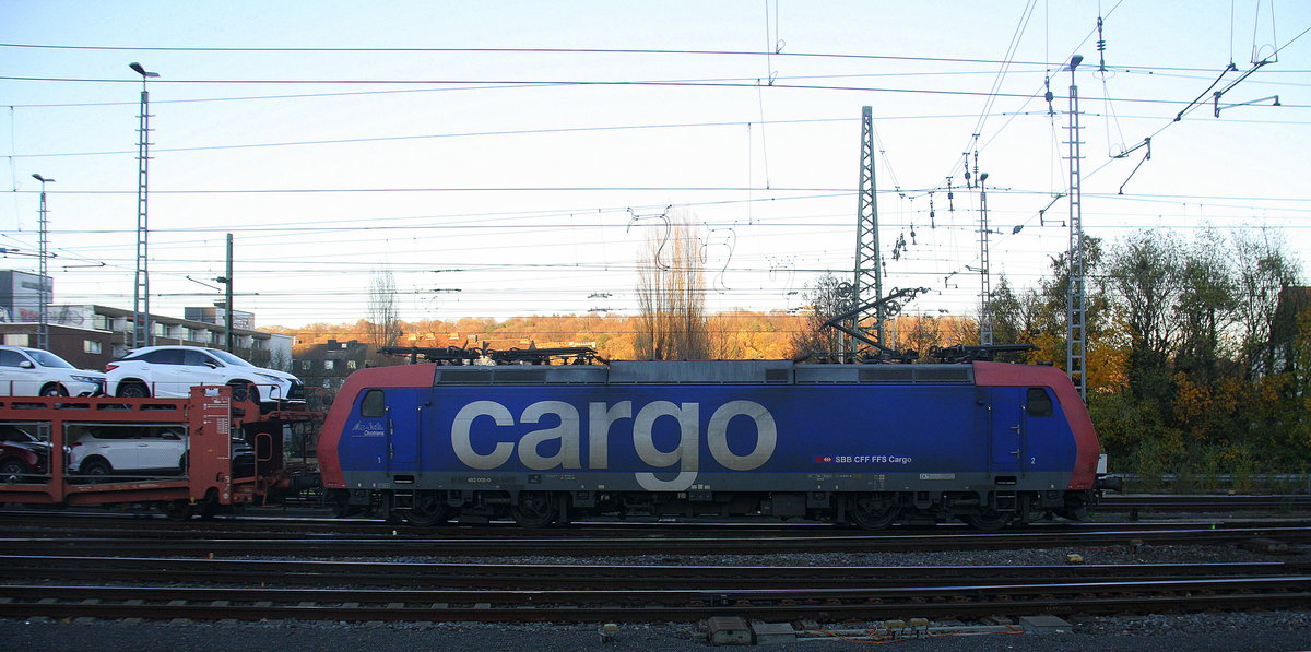 482 008-0 von der SBB-Cargo fährt mit einem Mitsubishi-Autozug aus Zeebrugge-Ramskapelle(B) nach Safenwil(CH)  bei der Ausfahrt aus Aachen-West und fährt in Richtung Aachen-Schanz,Aachen-Hbf,Aachen-Rothe-Erde,Stolberg-Hbf(Rheinland)Eschweiler-Hbf,Langerwehe,Düren,Merzenich,Buir,Horrem,Kerpen-Köln-Ehrenfeld,Köln-West,Köln-Süd. 
Aufgenommen vom Bahnsteig in Aachen-West. 
Am Nachmittag vom 22.11.2017.