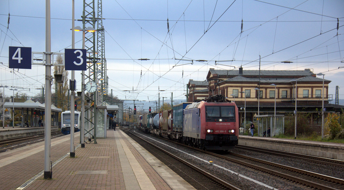 482 008-0  von der SBB-Cargo kommt aus Richtung Aachen-West,Aachen-Schanz,Aachen-Hbf,Aachen-Rothe-Erde,Stolberg-Hbf(Rheinland)Eschweiler-Hbf,Langerwehe und fährt durch Düren mit einem Containerzug aus Antwerpen-Oorderen(B) nach Gallarate(I) in Richtung Merzenich,Buir,Horrem,Kerpen-Köln-Ehrenfeld,Köln-West,Köln-Süd.
Aufgenommen vom Bahnsteig 3 in Düren. 
Am Nachmittag vom 23.11.2019.