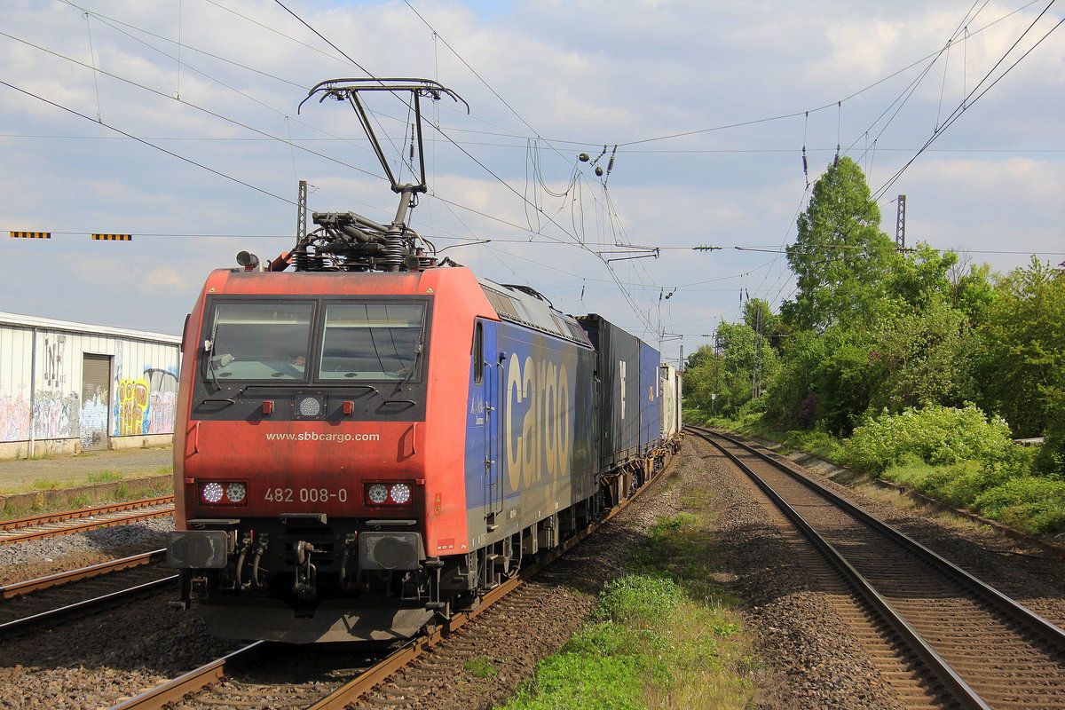 482 008-0 von der SBB-Cargo kommt mit LKW-Zug aus Novara(I) nach Köln-Eifeltor(D)/Belgen und kommt aus Richtung Koblenz,Bonn und fährt durch Roisdorf bei Bornheim in Richtung Köln. Aufgenommen vom Bahnsteig in Roisdorf bei Bornheim. 
Bei schönem Sonnenschein und Wolken am Nachmittag vom 1.5.2018.
