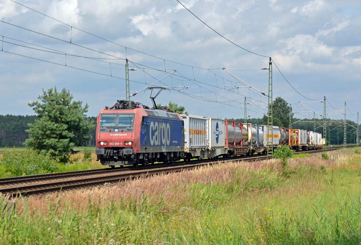 482 008 der SBB Cargo schleppte am 01.08.21 den Bertschi-Containerzug von Ruhland nach Ludwigshafen durch Radis. Wegen der Sperrung zwischen Eilenburg und Mockrehna wird der Verkehr über Radis umgeleitet. 