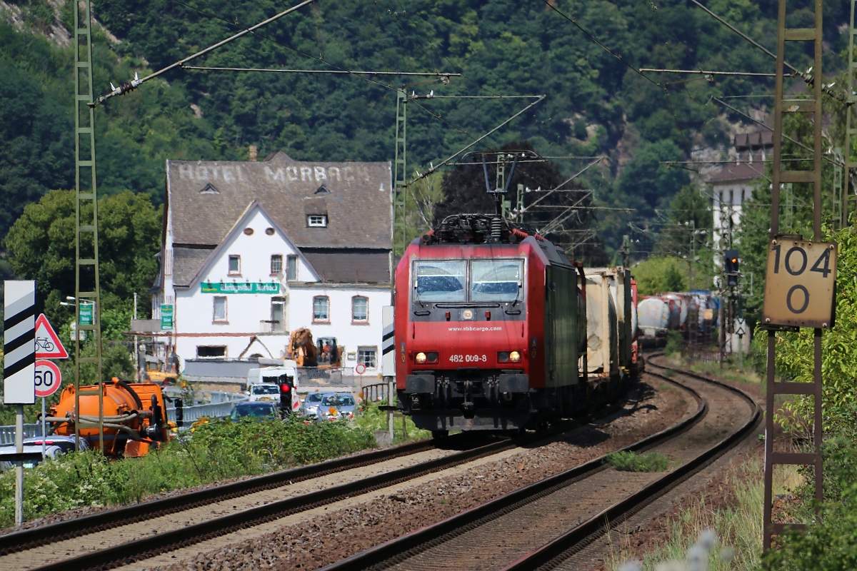 482 009-8 mit Containerzug in Fahrtrichtung Süden. Aufgenommen bei Kamp-Bornhofen am 16.07.2014.