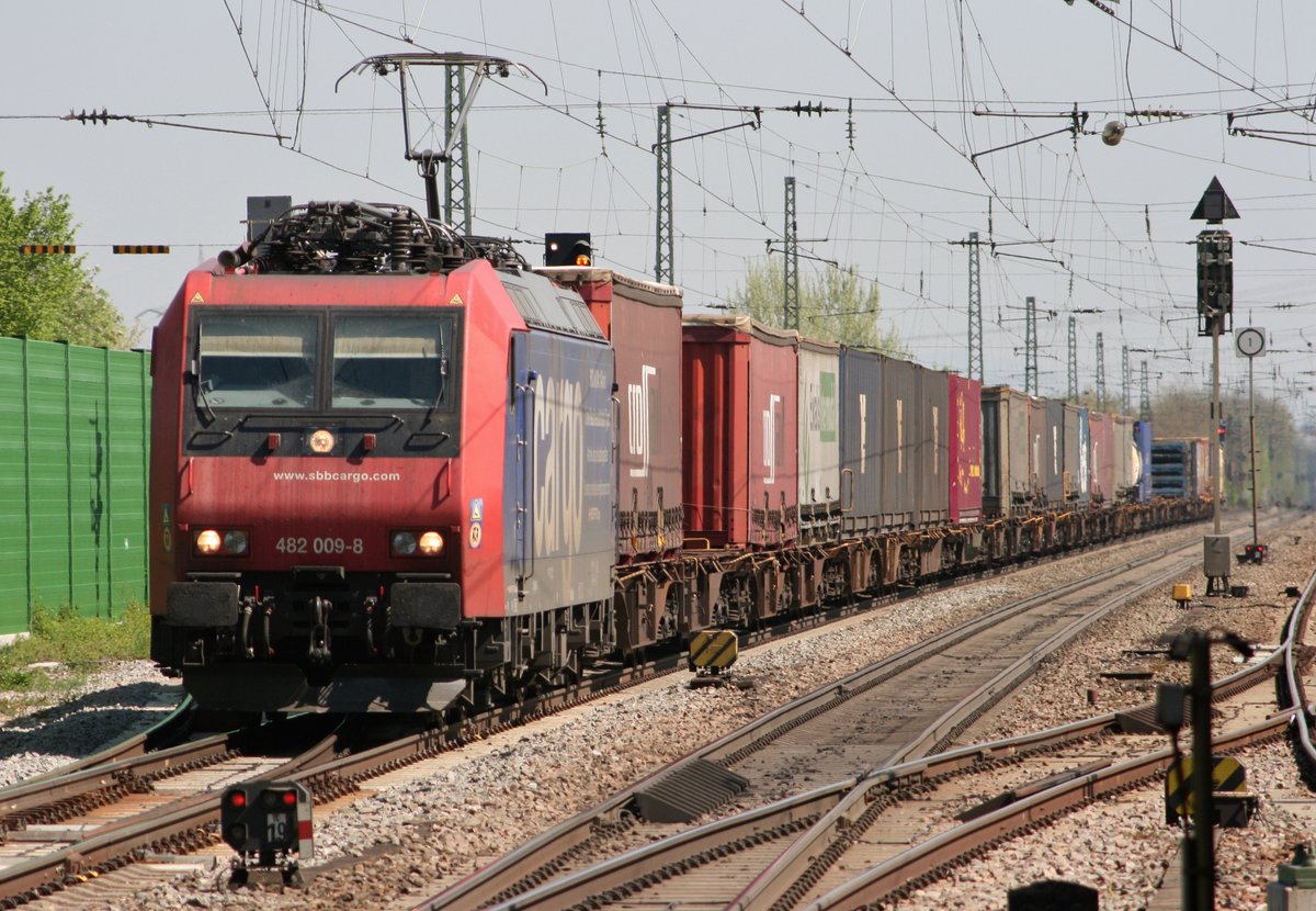 482 009 mit DGS 40759 (SBB, Krefeld-Uerdingen–Basel SBB Rb) am 23.04.2015 in Bad Krozingen, aufgenommen vom nrdlichen Bahnsteigende