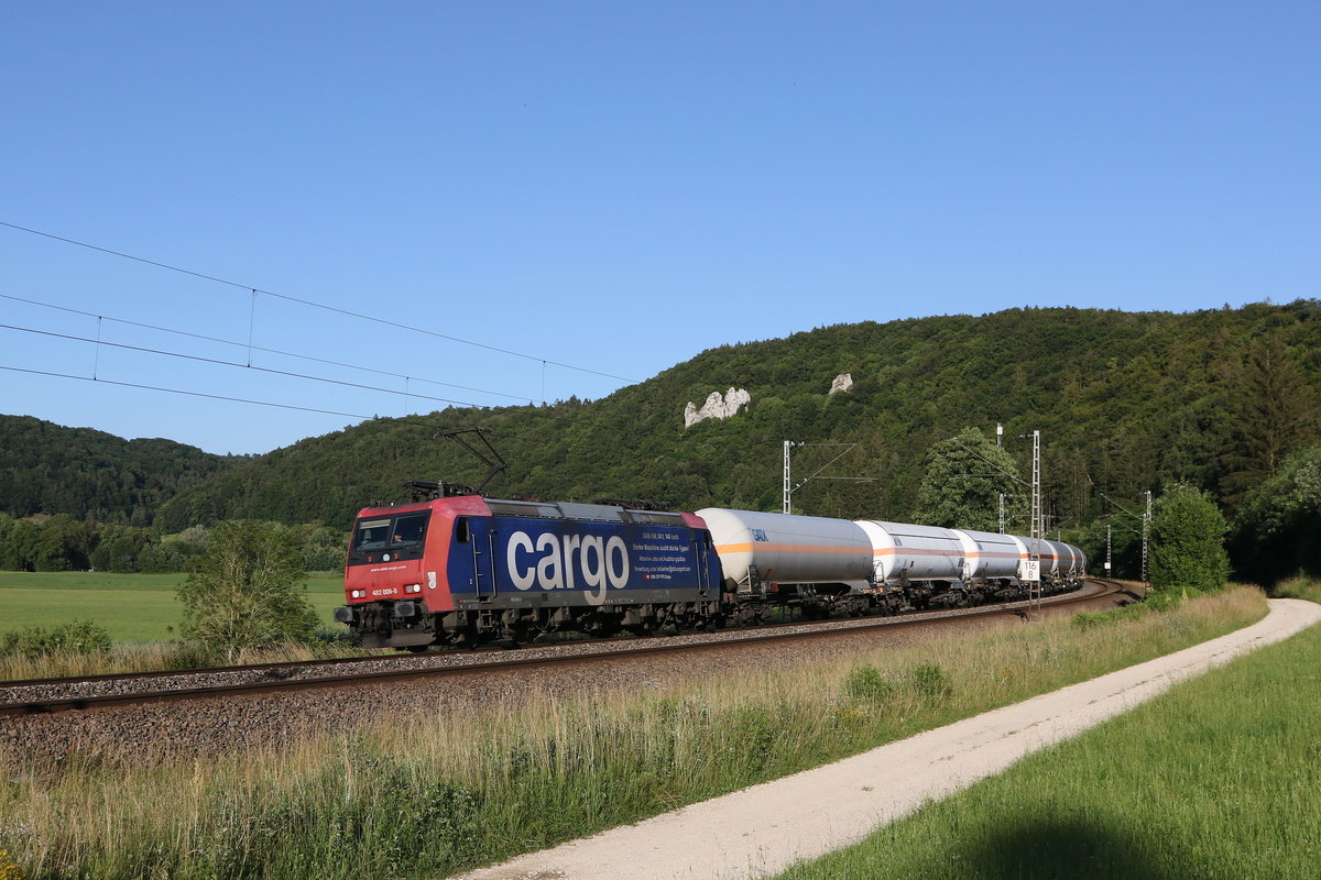 482 009 mit einem Kesselwagenzug aus Ingolstadt kommend am 30,. Juni 2020 bei Dollnstein im Altmühltal.