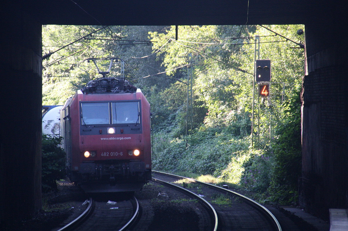 482 010-6 und 482 023-9 beide von SBB-Cargo kommen aus Richtung Köln,Aachen-Hbf und fahren durch Aachen-Schanz mit einem Güterzug aus Gallarate(I) nach Antwerpen-Oorderen(B) und fahren in Richtung Aachen-West.
Aufgenommen vom Bahnsteig von Aachen-Schanz. 
Am Morgen vom 23.8.2016.