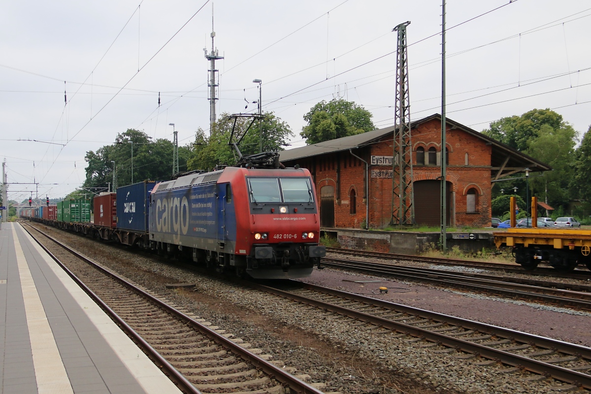 482 010-6 mit Containerzug in Fahrtrichtung Norden. Aufgenommen am 22.07.2014 in Eystrup.