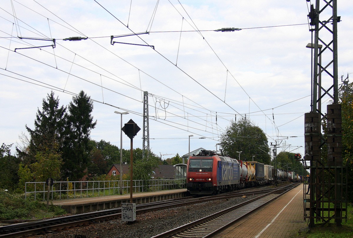 482 010-6 von SBB-Cargo kommt als Umleiter mit einem langen  Containerzug aus Gallarate(I) nach Antwerpen-Oorderen(B)  und kommt durch Kohlscheid aus Richtung Herzogenrath und fährt die Kohlscheider-Rampe hoch nach Aachen-West. 
Aufgenommen am 11.10.2014. 