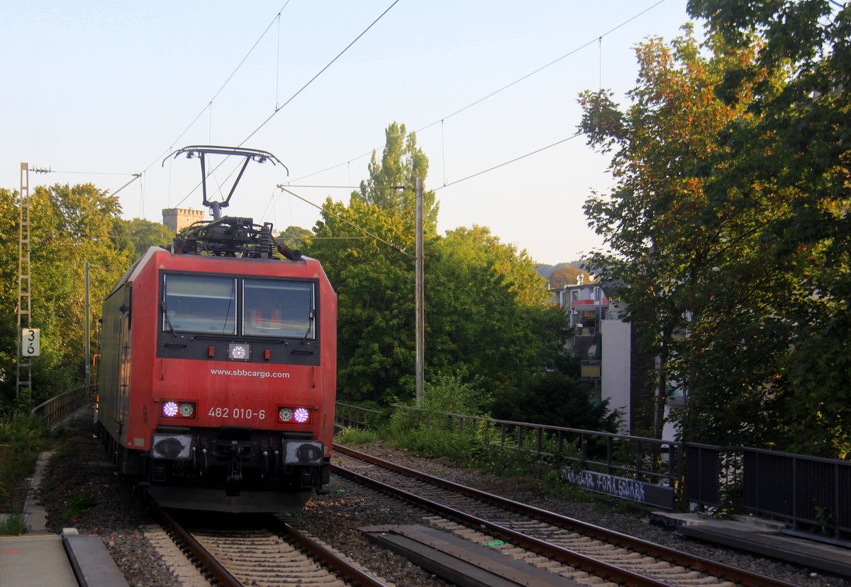 482 010-6 von der SBB-Cargo kommt aus Richtung Aachen-West mit einem Containerzug aus Antwerpen-Oorderen(B) nach Gallarate(I) und fährt durch Aachen-Schanz in Richtung Aachen-Hbf,Aachen-Rothe-Erde,Stolberg-Hbf(Rheinland)Eschweiler-Hbf,Langerwehe,Düren,Merzenich,Buir,Horrem,Kerpen-Köln-Ehrenfeld,Köln-West,Köln-Süd. Aufgenommen vom Bahnsteig von Aachen-Schanz. 
Bei Sommerwetter am Morgen vom 28.8.2019.