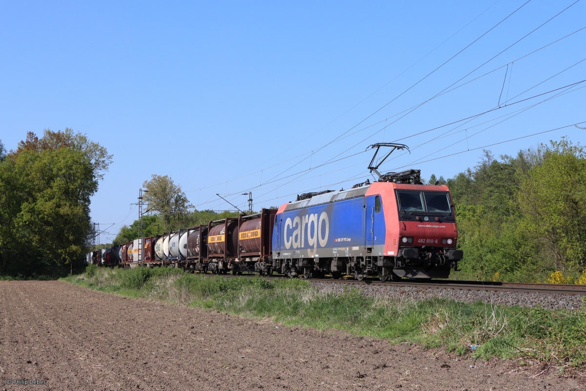482 010-6 (SBB Cargo) mit einem Containerzug in Ratingen Lintorf, 28. April 2022
