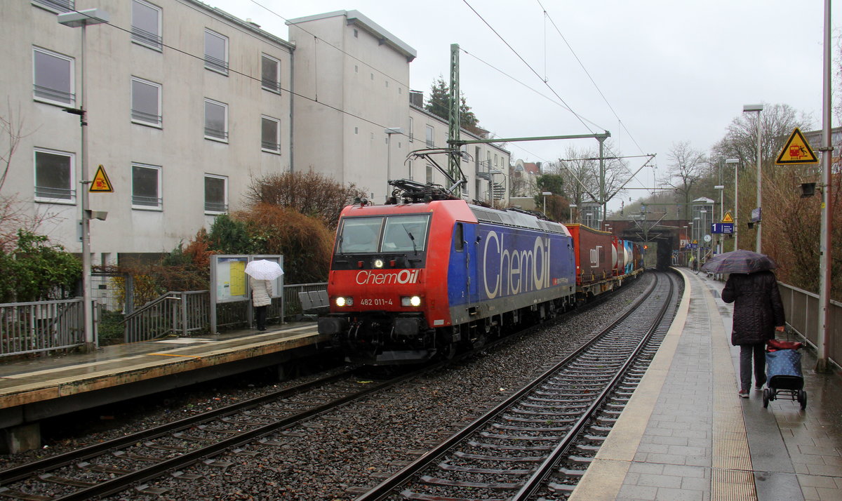 482 011-4 von ChemOil kommt aus Richtung Köln,Aachen-Hbf und fährt durch Aachen-Schanz mit einem Containerzug aus Gallarate(I) nach Antwerpen-Oorderen(B) und fährt in Richtung Aachen-West. 
Aufgenommen vom Bahnsteig von Aachen-Schanz.
Bei Regenwetter am Nachmittag vom 14.3.2019.