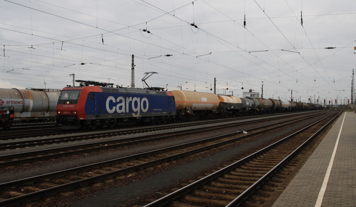 482 011-4 der SBB Cargo fhrt am 17.10.2013 mit einem Kesselzug in den Bahnhof Grokorbetha ein.