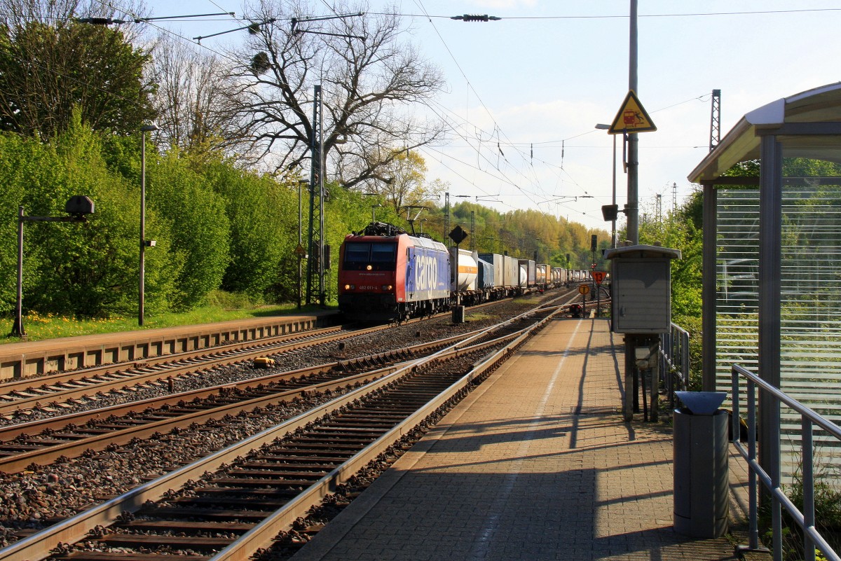 482 011-4 von SBB Cargo kommt als Umleiter aus Richtung Aachen-West mit einem langen Containerzug aus Antwerpen-Oorderen(B) nach Gallarate(I) und fährt durch Kohlscheid und fährt in Richtung Herzogenrath,Neuss bei schönem Frühlingswetter am 19.4.2014.