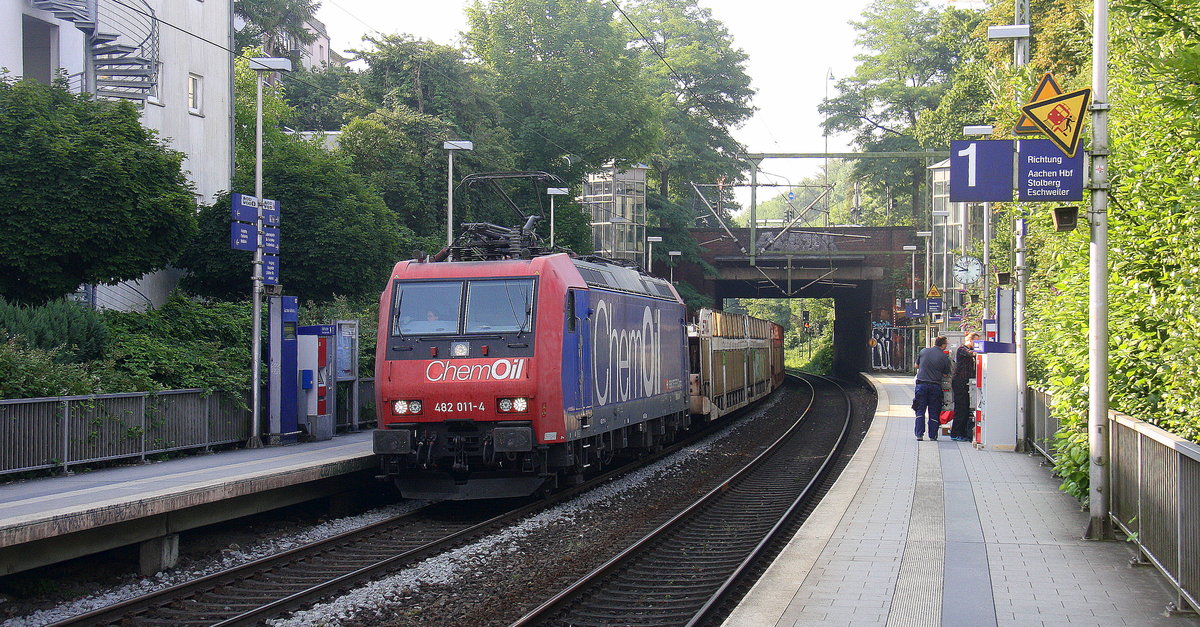 482 011-4 von der SBB-Cargo  kommt aus Richtung Köln,Aachen-Hbf und fährt durch Aachen-Schanz mit einem Autolleerzug aus Safenwil(CH) nach Zeebrugge-Ramskapelle(B) und fährt in Richtung Aachen-West. 
Aufgenommen vom Bahnsteig von Aachen-Schanz. 
An einem schönem Sommermorgen am Morgen vom 6.7.2017.
