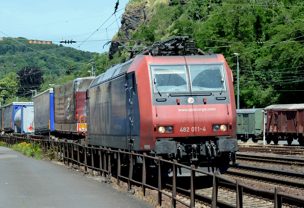 482 011-4  Sbbcargo  Güterzug in Linz/Rhein - 17.07.2015