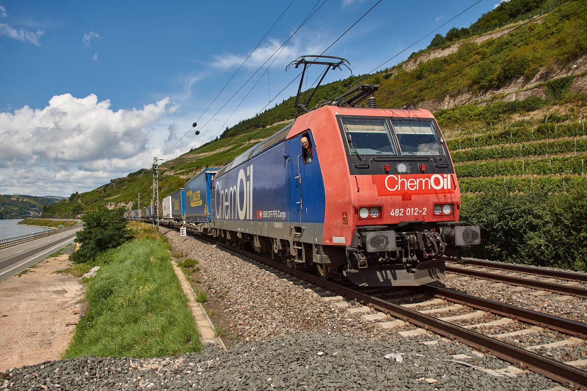 482 012-2 von ChemOil ist am 09.08.2017 mit einen Walter-Zug bei Assmannshausen in Richtung Süden unterwegs.