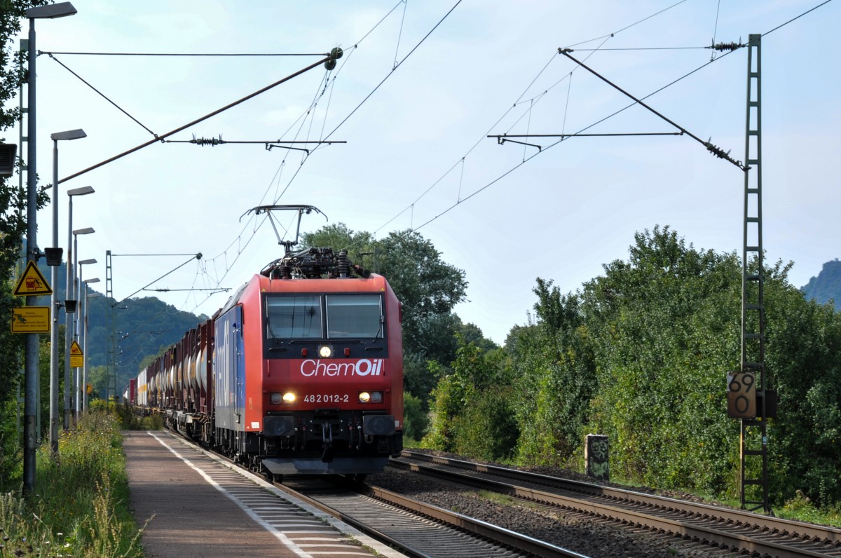 482 012-2 von ChemOil unterwegs mit einem Containerzug auf der linken Rheinstrecke Richtung Koblenz. Aufnahme vom 22/08/2015 in Namedy.