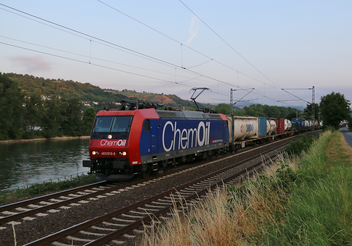 482 012-2 mit Containerzug in Fahrtrichtung Rüdesheim. Aufgenommen bei Lorch im Bächergrund am 16.07.2015.