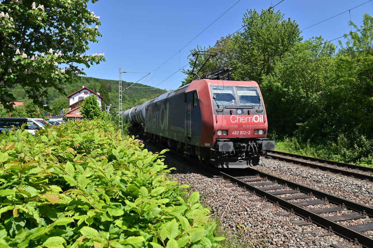 482 012 mit einem Ölzug durch Neckargerach gen Binau am 31.5.2021