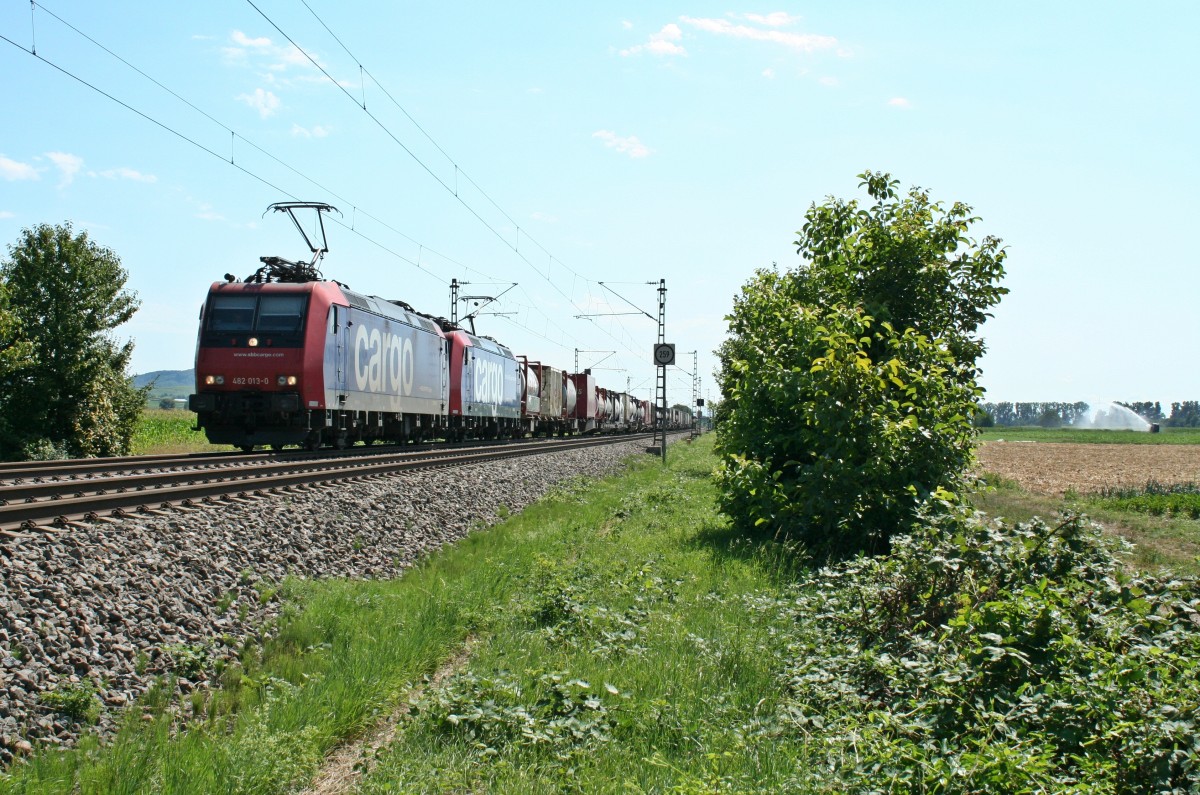 482 013-0 und 482 023-9 mit einem gemischten KLV-Zug gen Norden am Nachmittag des 04.08.13 sdlich von Buggingen.