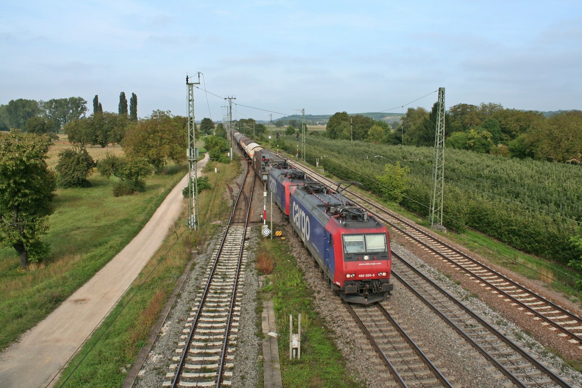 482 013-0 mit einem KLV-Zug gen Basel am Nachmittag des 28.09.13 im nrdlichen Teil des Bahnhofs Mllheim (Baden).