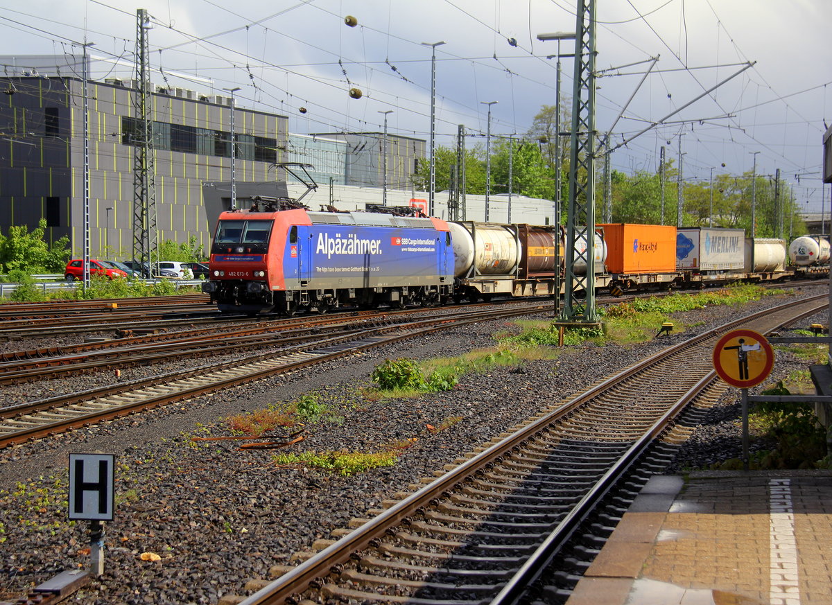 482 013-0 von SBB-Cargo  Alpäzähmer  kommt aus Richtung Köln,Aachen-Hbf,Aachen-Schanz mit einem langen Containerzug aus Gallarate(I) nach Antwerpen-Oorderen(B) und fährt in Aachen-West ein. 
Aufgenommen vom Bahnsteig in Aachen-West.
Bei Sonne und Wolken am Kalten Nachmittag vom 4.5.2019.