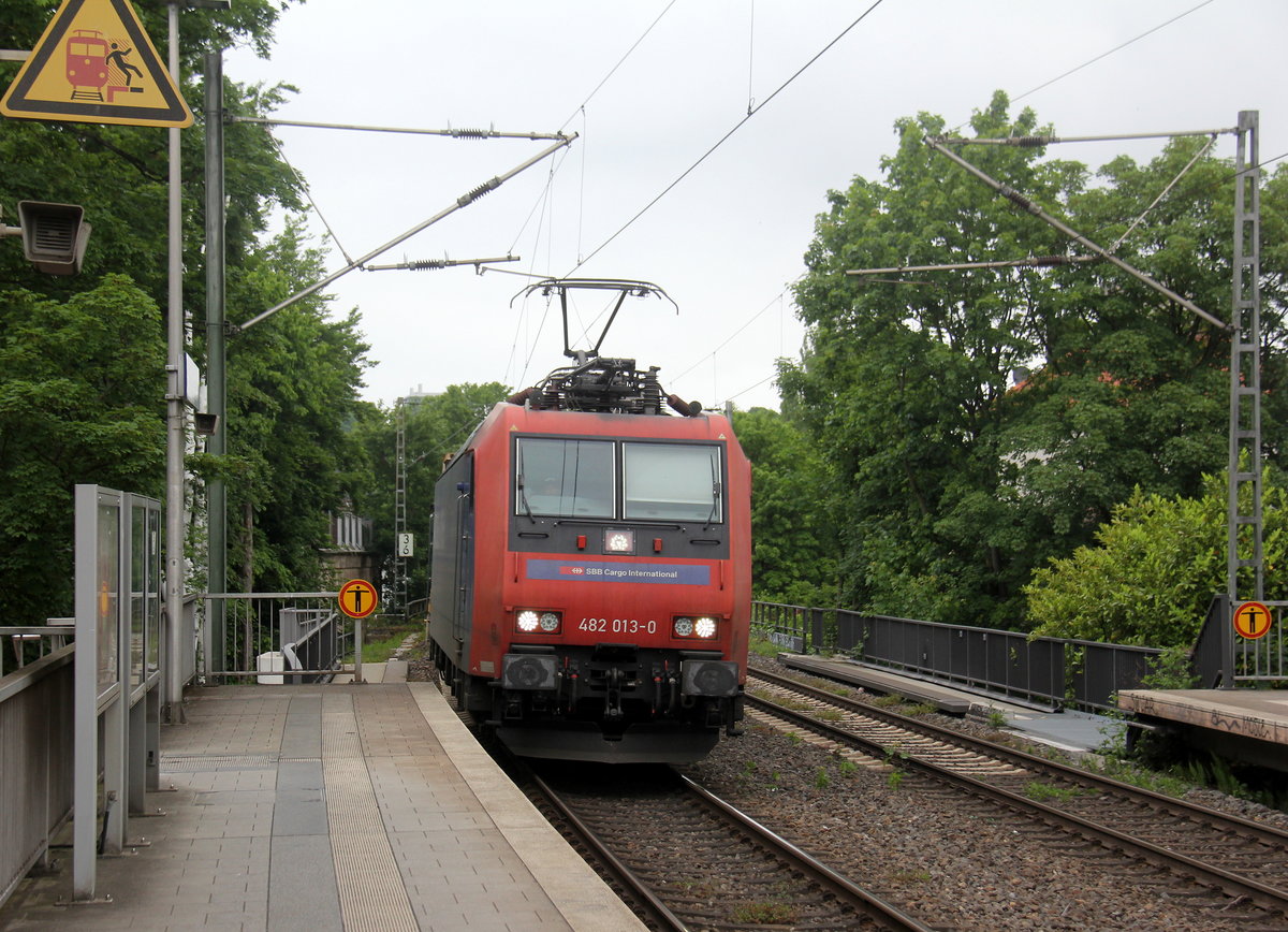 482 013-0 von SBB-Cargo  Alpäzähmer   kommt aus Richtung Aachen-West mit einem Containerzug aus Antwerpen-Oorderen(B) nach Gallarate(I) und fährt durch Aachen-Schanz in Richtung Aachen-Hbf,Aachen-Rothe-Erde,Stolberg-Hbf(Rheinland)Eschweiler-Hbf,Langerwehe,Düren,Merzenich,Buir,Horrem,Kerpen-Köln-Ehrenfeld,Köln-West,Köln-Süd. Aufgenommen vom Bahnsteig von Aachen-Schanz
Am Morgen vom 28.5.2019.