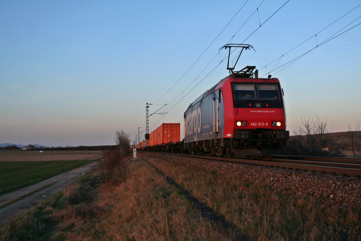482 013-8 brachte am 24.02.14 den 91265 von Dradenau nach Basel Rbf/Weil am Rhein. Hier konnte ich den planmig immer Montags verkehrenden Zug in den letzten Sonnenstrahlen bei Hgelheim fotografieren.