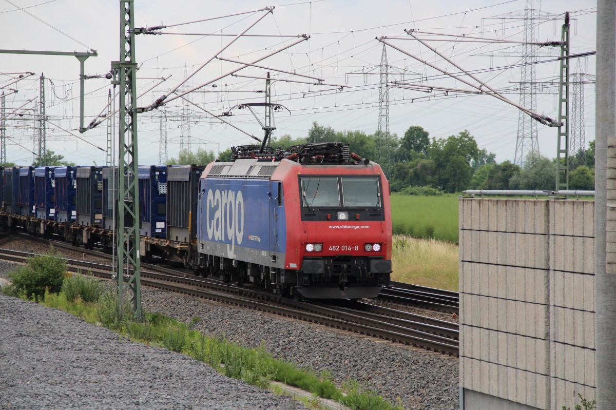 482 014-8 (LED Beleuchtung) mit einem Containerzug kurz nach Schliengen. 20.06.2015