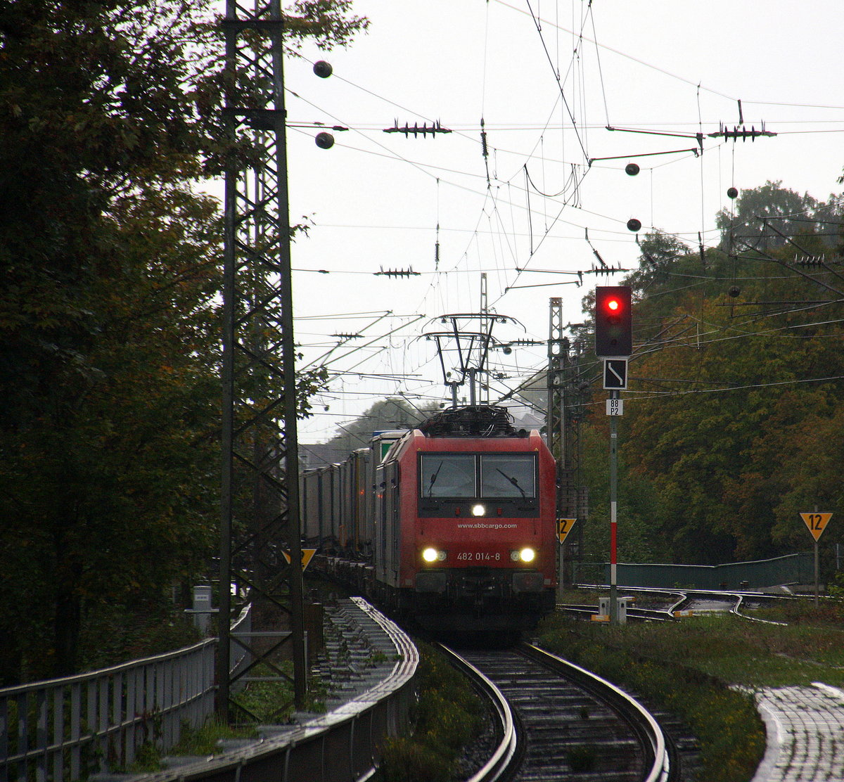 482 014-8 mit eine 482er beide von SBB-Cargo kommen mit eineim LKW-Zug aus Köln-Eifeltor(D) nach Gallarate(I)  aus Richtung Köln und  fahren durch Rhöndorf  in Rictung Koblenz. Aufgenommen auf der Rechten Rheinstrecke (KBS 465) in (Rhöndorf am Rhein). Bei Regenwetter am Abend vom 7.10.2016.
