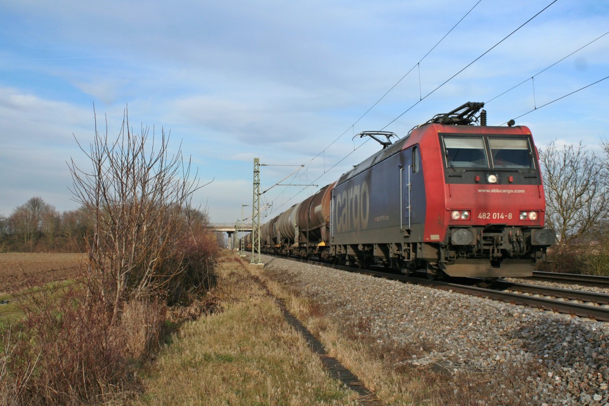 482 014-8 mit einem Kesselzug gen S�den am Nachmittag des 18.01.14 s�dlich des ehemaligen Kaliverladebahnhofs Buggingen.