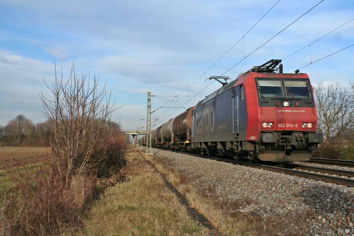 482 014-8 mit einem Kesselzug gen Sden am Nachmittag des 18.01.14 sdlich des ehemaligen Kaliverladebahnhofs Buggingen.