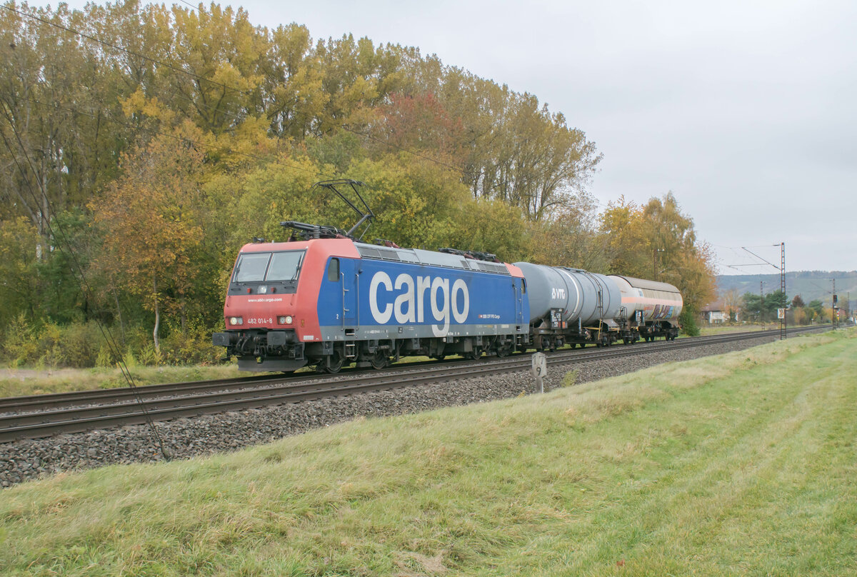 482 014-8 mit einen Kesselzug bei Himmelstadt,am 27.10.2021