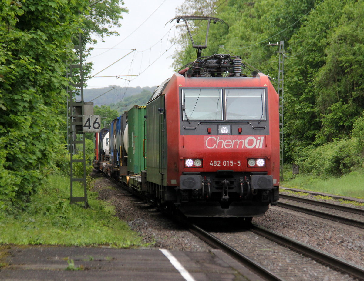 482 015-5  ChemOil von SBB-Cargo kommt mit einem Containerzug aus Süden nach Norden und kommt aus Richtung Koblenz und fährt durch Rolandseck in Richtung Bonn,Köln. 
Aufgenommen vom Bahnsteig in Rolandseck.
Am Vormittag vom 9.5.2019.