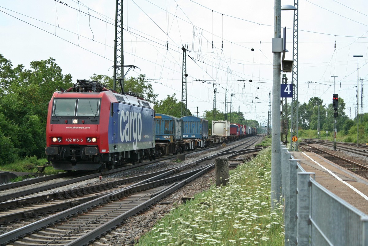 482 015-5 mit einem gemischten KLV-Zug gen Norden am Morgen des 25.07.13 bei der Durchfahrt des Bahnhofs Mllheim (baden).