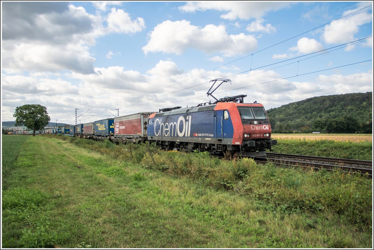 482 015-5 ist mit einen Aufliegerzug am 16.09.2020 bei Himmelstadt unterwegs.