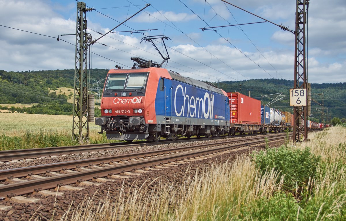 482 015-5 ist mit einen Containerzug am 20.06.2018 bei Reilos unterwegs.